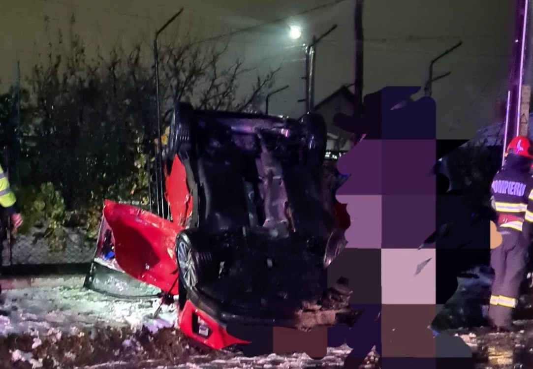 Mașina în care se aflau victimele a suferit avarii grave FOTO ISU Neamț