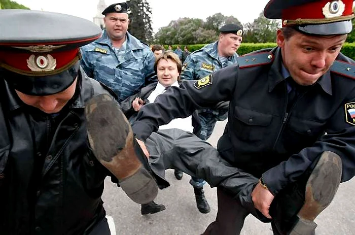 Bărbatul a fost bătut mai întâi acasă, apoi la secţia de poliţie FOTO: poză simbol