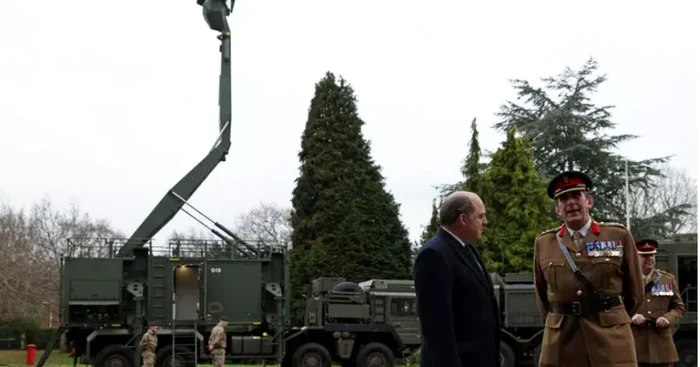 Ministrul britanic al apărării, Ben Wallace, lângă un radar al sistemului Sky Saber în ianuarie 2022 FOTO Profimedia