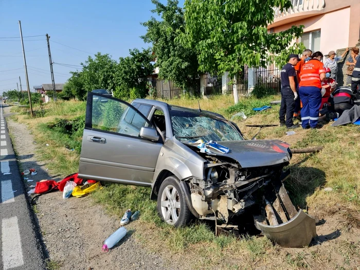 Coliziune cu patru victime din care două în stare foarte gravă una fiind încarcerată pe DN64 în Vâlcea Foto ISU Vâlcea