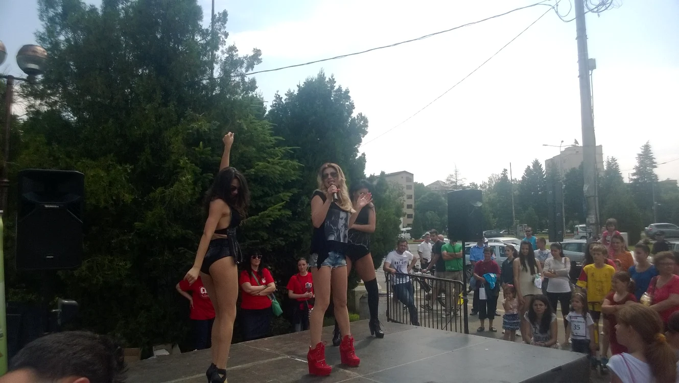 Adora şi dansatoarele