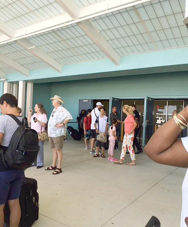 
    Într-un tricou alb,  pantaloni scurţi negri şi  cu o şapcă albă pe cap, prim-ministrul, alături de soţia sa şi cei doi copii, a debarcat, sâmbătă, de pe vasFotografii: Facebook, Mediafax  