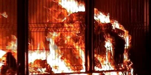Incendiul a izbucnit de la o ţigară aprinsă aruncată  în gunoi de o persoană necunoscută 