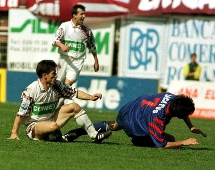 Nanu i-a făcut marcaj strict lui Lăcătuș, în Rapid - Steaua 1-1, din 1998