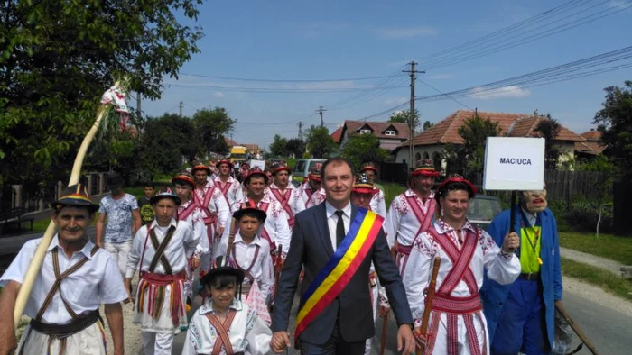 Mugurel Mărcoianu primarul din Măciuca Vâlcea și alături de călușari Foto Primăria Măciuca