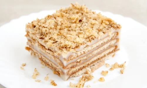 Prajitura cu biscuiti si crema de zahar caramelizat  Sursa foto shutterstock 268179653 jpg