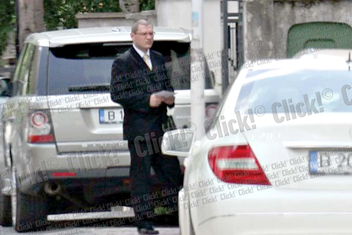 Sâmbătă  ora 15.00: Angela Gheorghiu şi  iubitul ei cu 14 ani mai  tânăr au părăsit împreună  apartamentul sopranei (FOTOGRAFII: BLITZ)