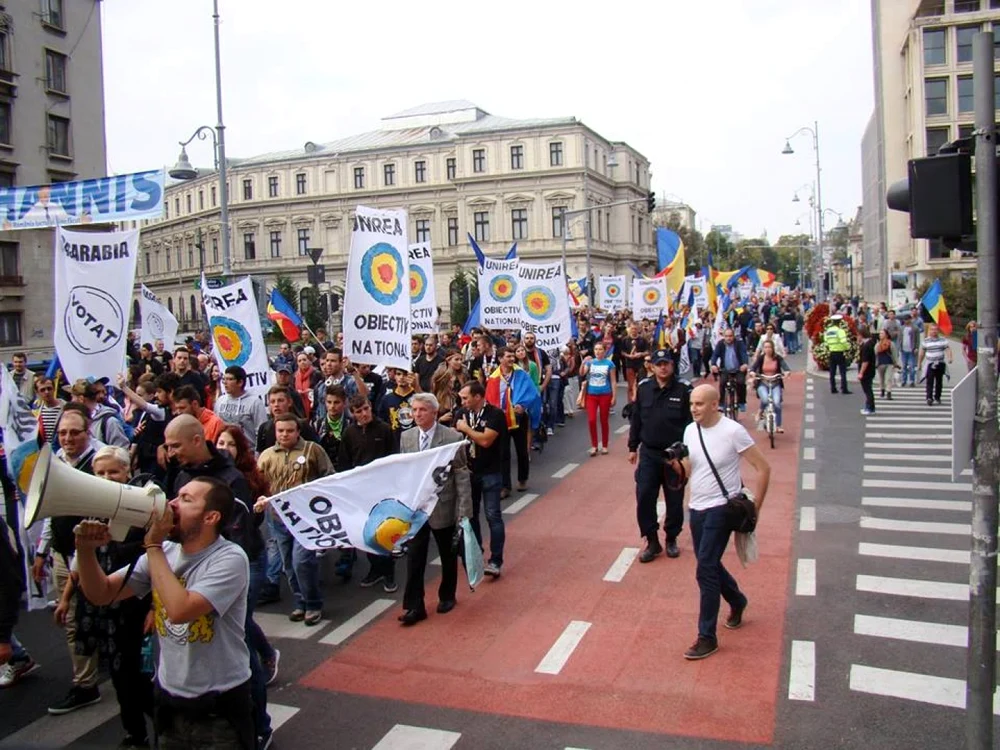 Peste 10 000 de români au cerut la Bucureşti Reunirea României cu Republica Moldova