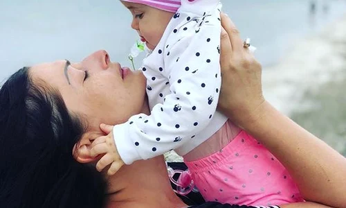 Gabriela Cristea, alături de Victoria  Micuța a împlinit 9 luni  jpeg