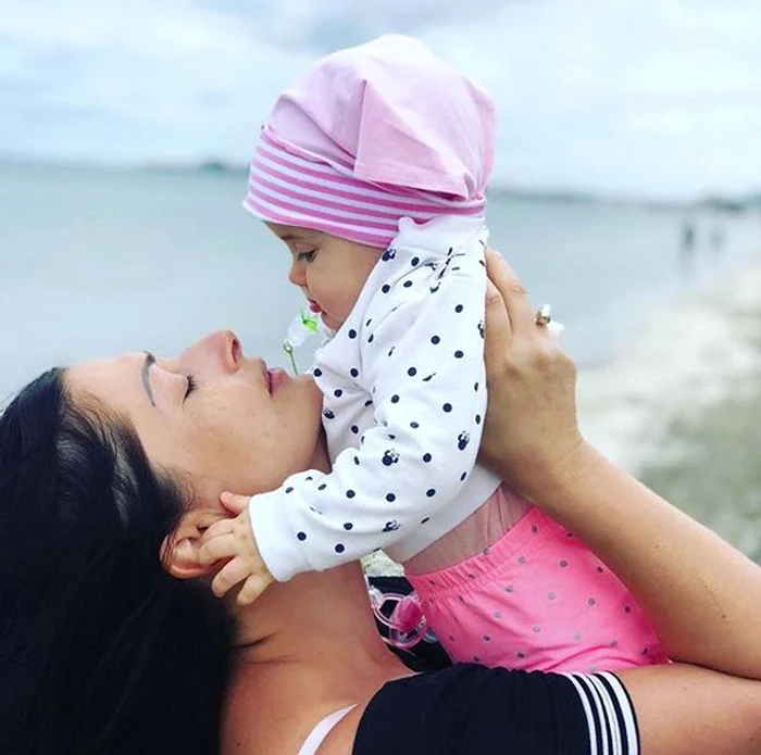 Gabriela Cristea, alături de Victoria. Micuța a împlinit 9 luni