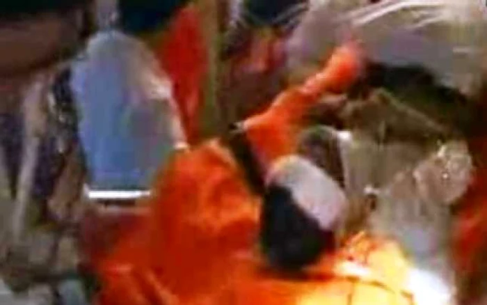 VIDEO Un copil a stat cinci ore între ziduri, după ce a căzut de la etajul trei!