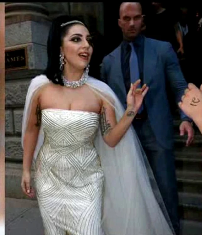 Gaga, în rochia de mireasă