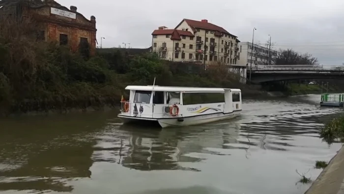 Vaporașul traversează Timișoara pe Bega