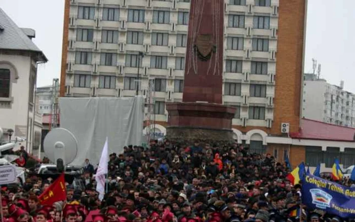 La Ziua Unirii Principatelor din 2013 oamenii au fost aduşi din comune pe banii Consiliului Judeţean