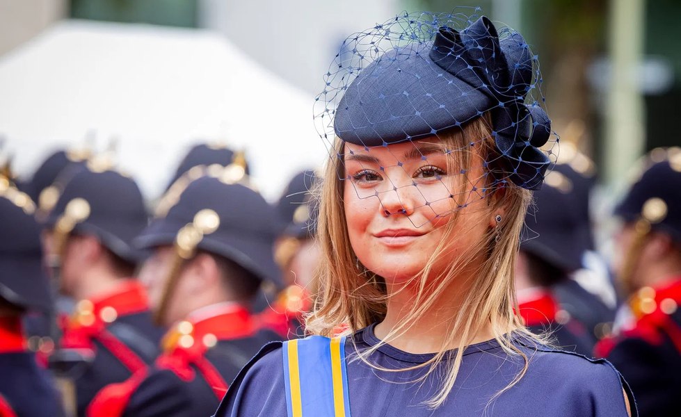 Prințesa Amalia, moștenitoarea coroanei olandeze, intră în armată. Este primul membru feminin al familiei regale în uniformă