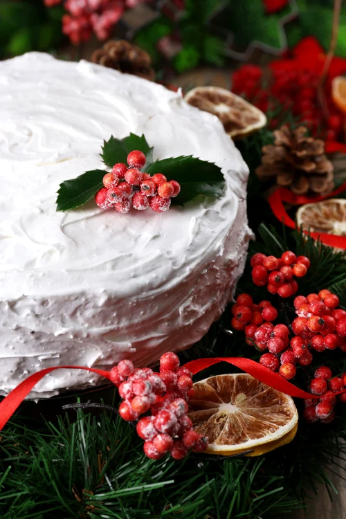 
    Tort cu fructe de pădure şi cremă de şampanie  
