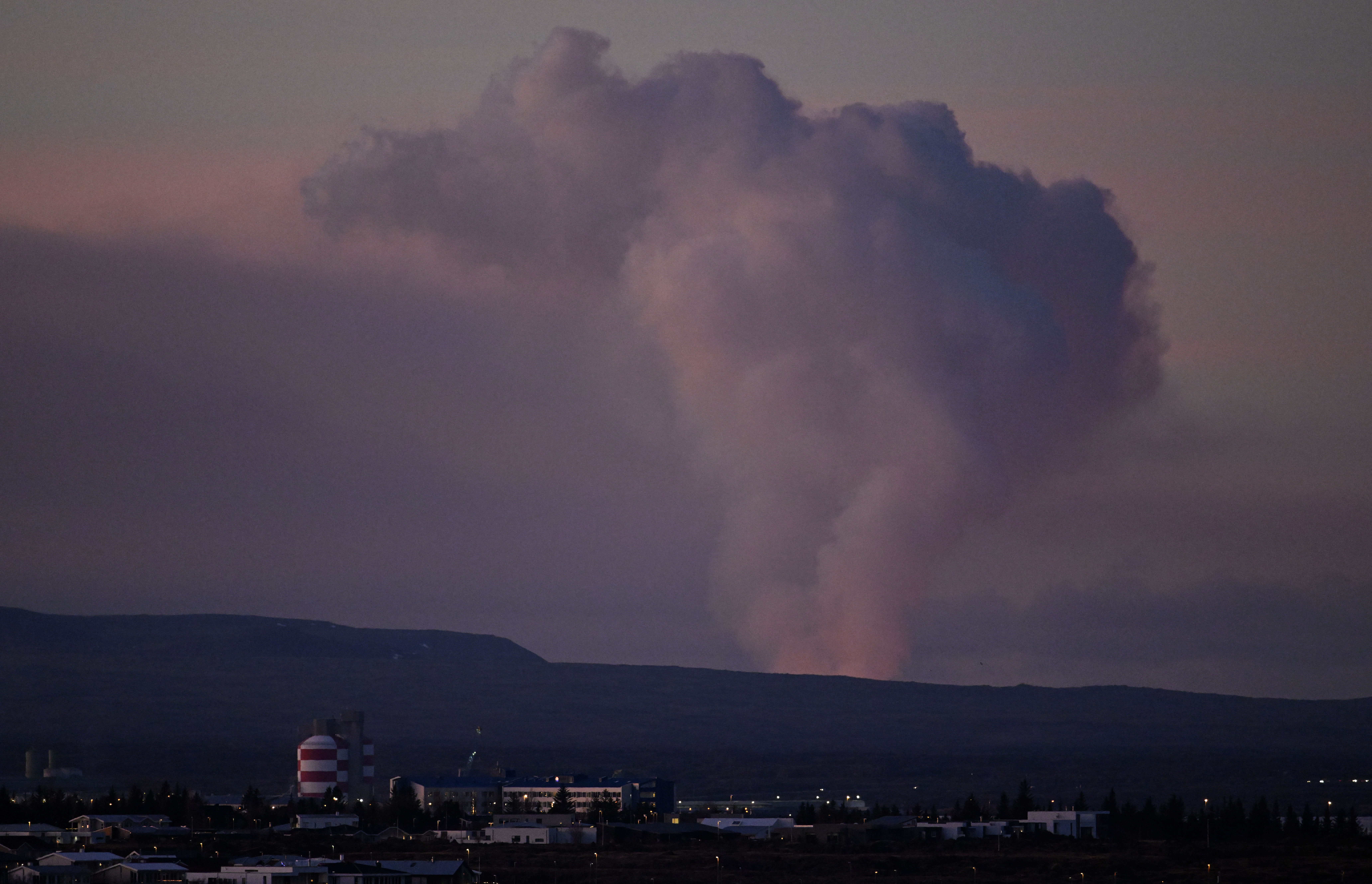 Un vulcan a erupt în apropiere de Reykjavik, capitala Islandei, forțând evacuarea locuitorilor din zonă | VIDEO