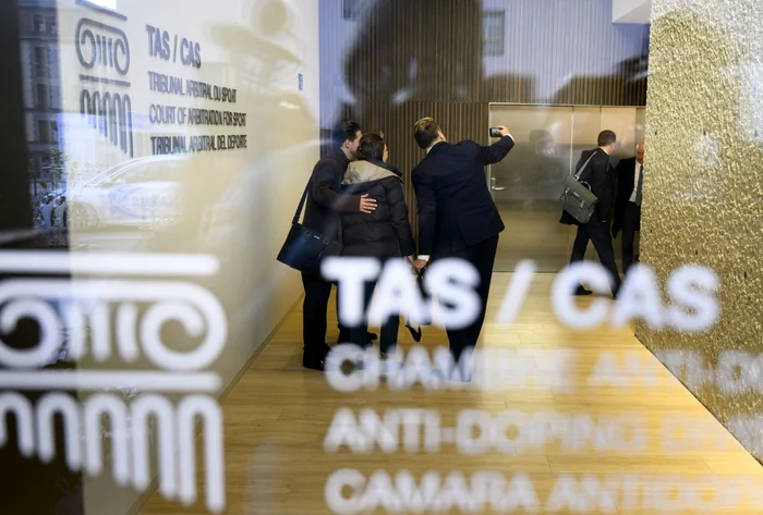 Simona Halep și fratele ei, Nicolae, au făcut selfie în interiorul TAS (FOTO: EPA)