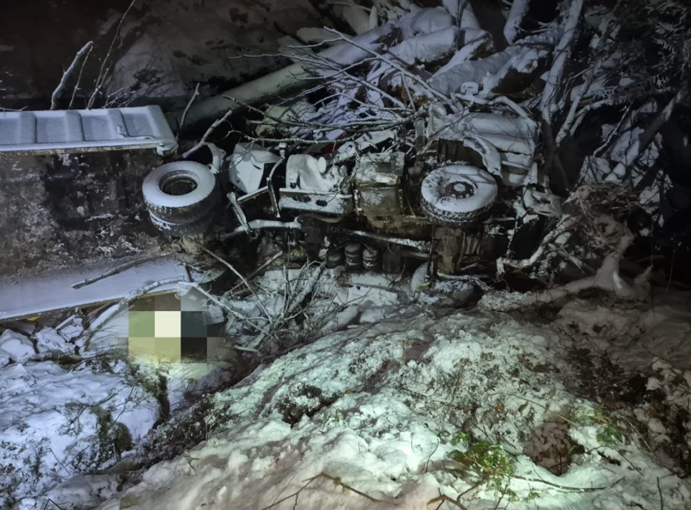 Doi bărbați au murit după ce o autoutilitară de transport lemne s-a răsturnat într-o râpă, pe un drum forestier din Sibiu