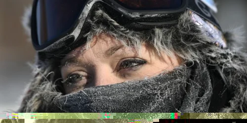 Tess McNamara îmbrăcată gros din cauza temperaturilor scăzute care au închis şcolile (circa -34 degrees Celsius) e fotografiată în New Brighton o suburbie a oraşului Minneapolis Minnesota Statele unite ale Americii FOITO EPA-EFE / Craig Lassig