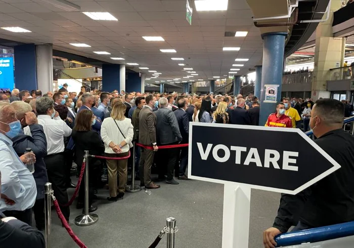 Ludovic Orban și Florin Cîțu au evitat să-și vorbească în timpul congresului