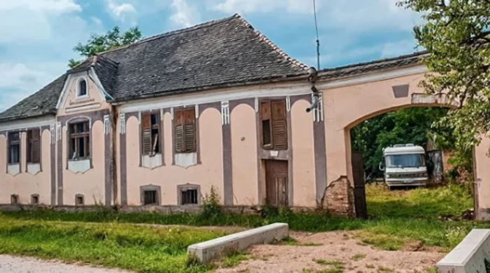 Casa cumpărată de Dana Rogoz în satul Viscri se află într-o stare avansată de degradare