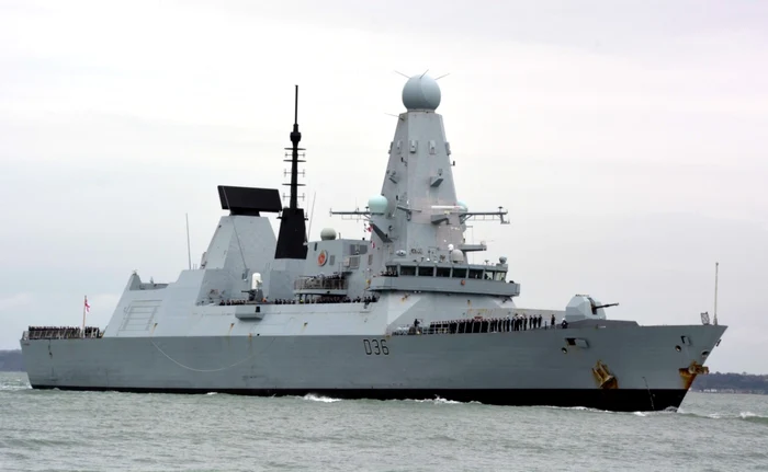 Distrugatorul britanic  HMS Defender