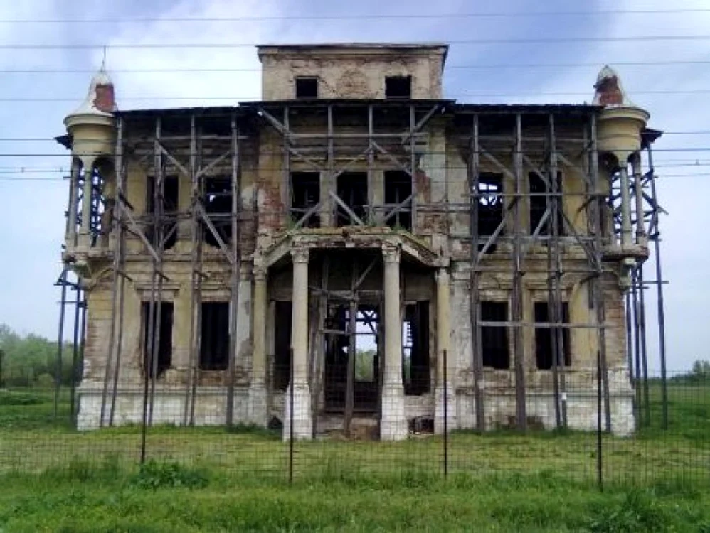 Conacul din inima Bărăganului stă să cadă FOTO Adevărul