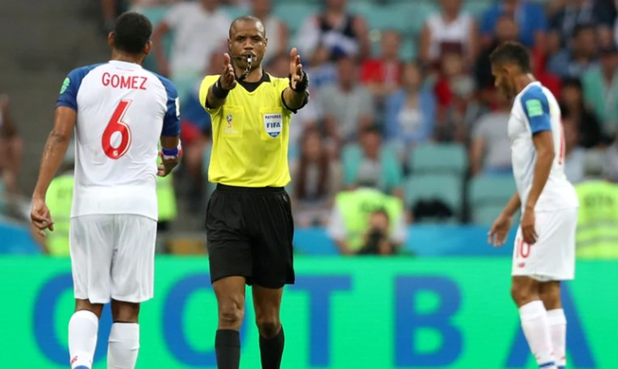 Arbitrul Janny Sikazwe s-a grăbit să ajungă la vestiare (FOTO: EPA)