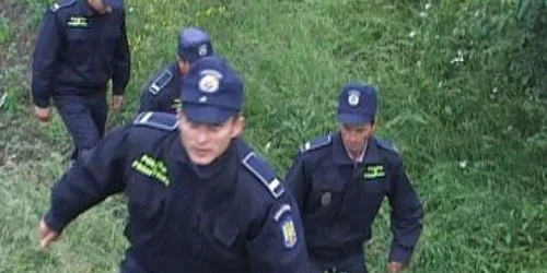 Reşiţa: Soţia fugarului contrabandist susţine că nu ştia nimic despre miile de pachete de ţigări din maşină