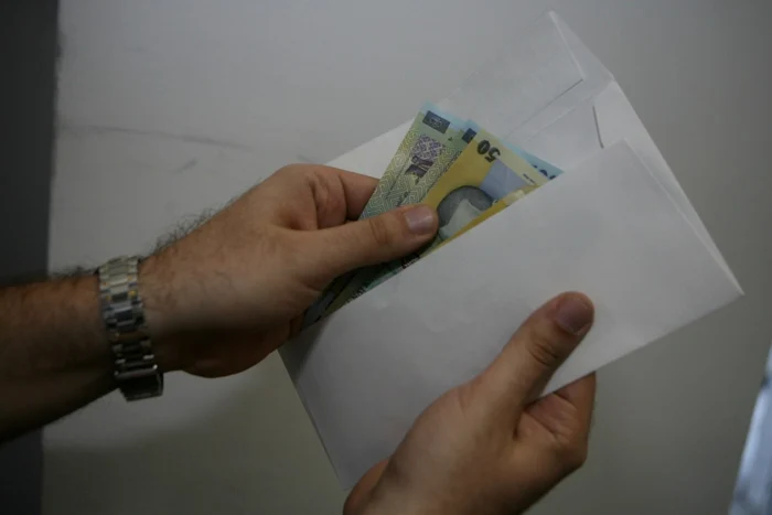Inspectorul şcolar a luat mită în mod repetat. FOTOArhivă.