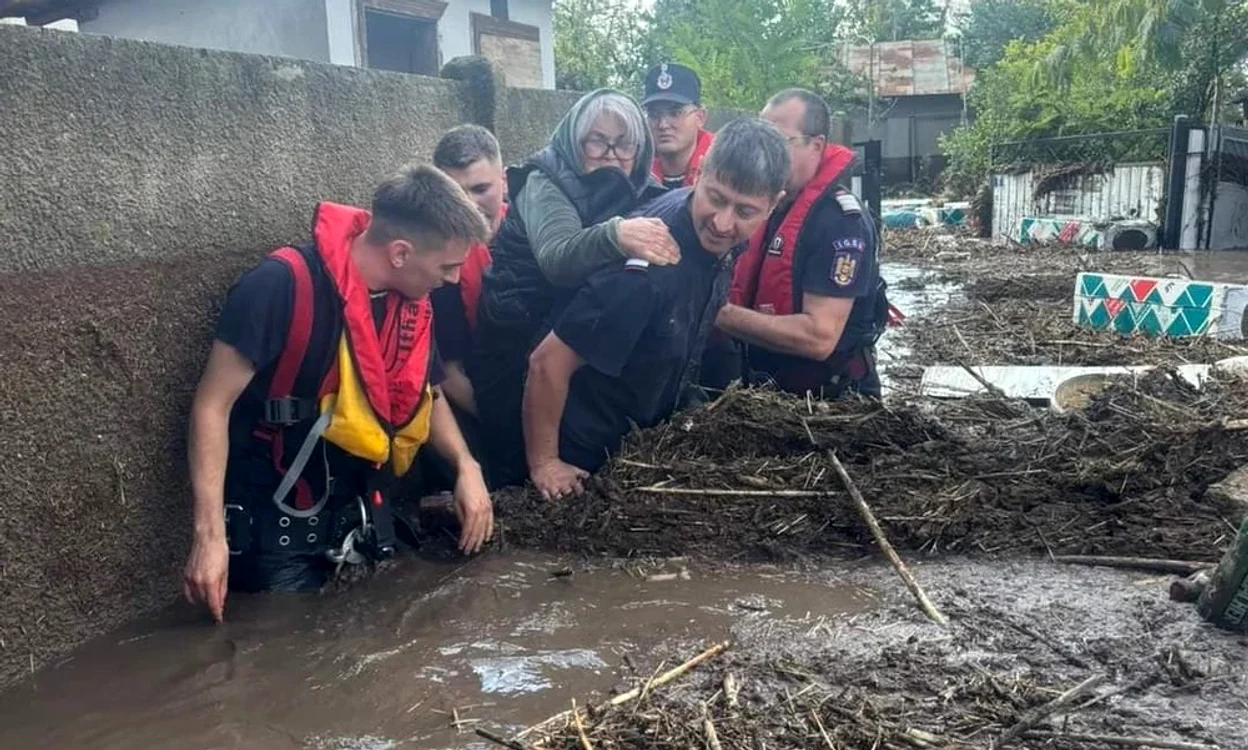 George şi ceilalţi pompieri,  eroi pentru oamenii năpăstuiţi. Fotografii: ISU Galaţi