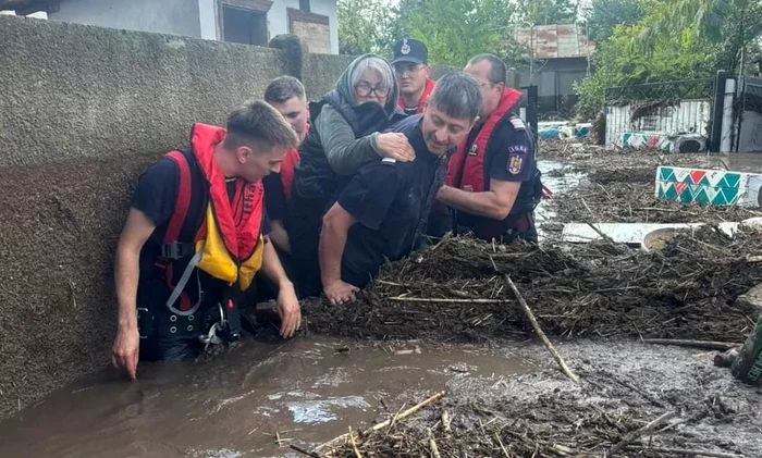 George şi ceilalţi pompieri, eroi pentru oamenii năpăstuiţi. Fotografii: ISU Galaţi