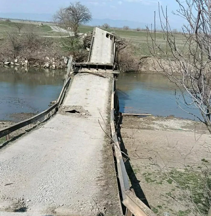 Un pod care leagă Covasna și Brașov s-a prăbușit complet. Foto: Facebook/Rodica Maria 