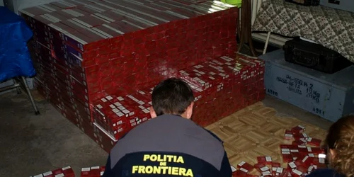 Poliţiştii au organizat un flagrant în urma căruia au confiscat mai multe mii de pachete de ţigări