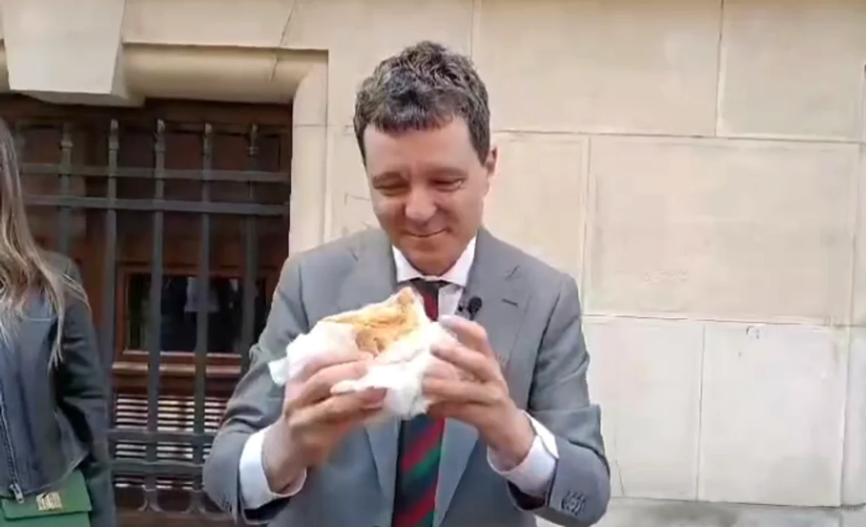 Nicușor Dan mânăncă merdenea de la Patiseria lui Nea Mihai Foto: captura tiktok