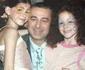 Nelu Mureșan, împreună cu fiicele sale, Gloria și Rebeca foto Facebook