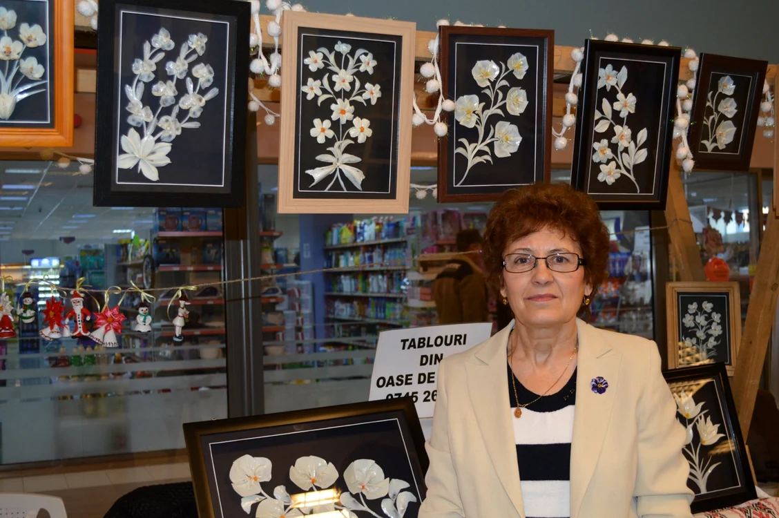 
    Viorica Marin şi câteva dintre tablourile sale  