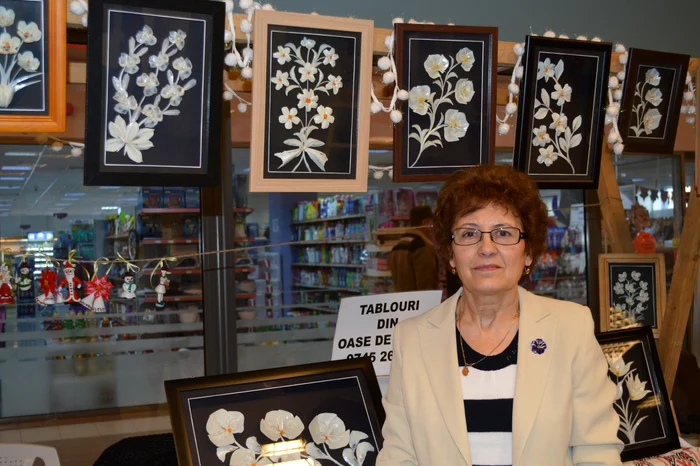 Viorica Marin şi câteva dintre tablourile sale