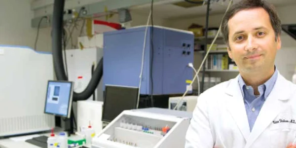 Profesorul Victor Velculescu, în laboratorul său de cercetări  din Maryland, SUA