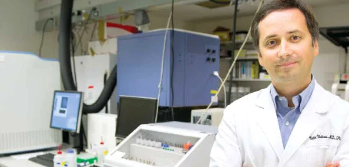 Profesorul Victor Velculescu, în laboratorul său de cercetări din Maryland, SUA