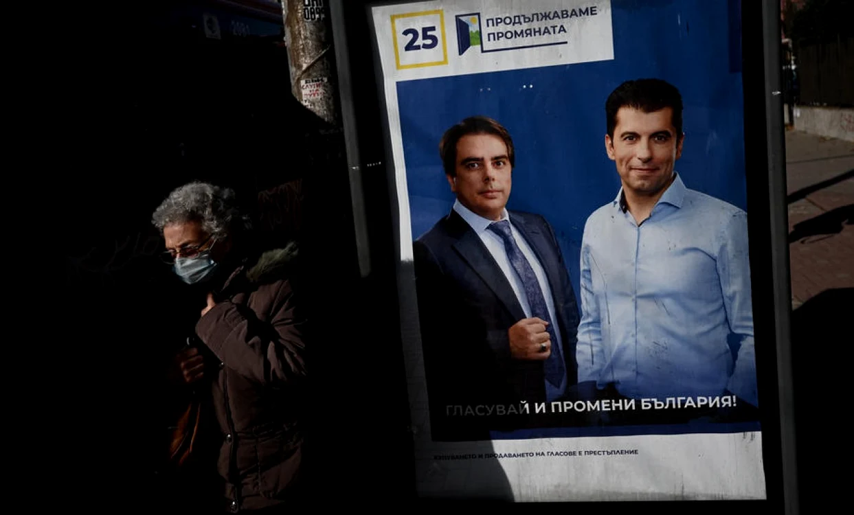 Foto: EPA-EFE / Actualul prim-ministru Kiril Petkov şi viceprim-ministrul şi ministrul de finanţe Asen Vassilev