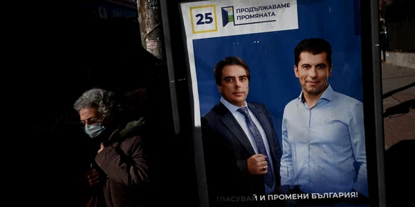 Kiril Petkov si Asen Vasilev pe afisele electorale FOTO EPA-EFE