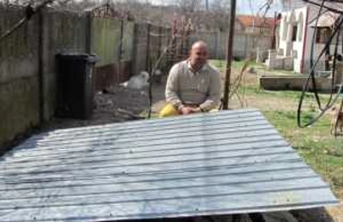 Bărbatul i-a făcut câinelui un mic altar în curte