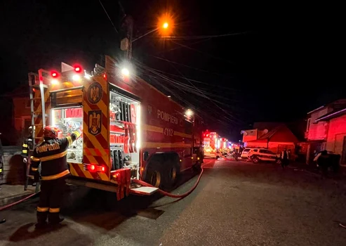 Mai multe locuințe și barăci au fost cuprinse de flăcări. FOTO: Știri de Cluj