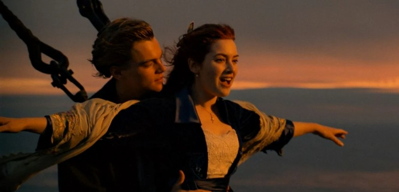 Postura celebrului cuplu Jack (Leonardo DiCaprio) şi Rose (Kate Winslet) ar putea fi eficientă pentru atenuarea răului de transport, potrivit studiilor FOTO: Arhivă
