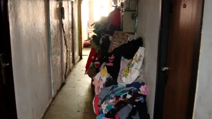 O pensionară a descoperit că o altă femeie s-a mutat la ea, cu tot cu cei 6 copii. Foto: Digi24