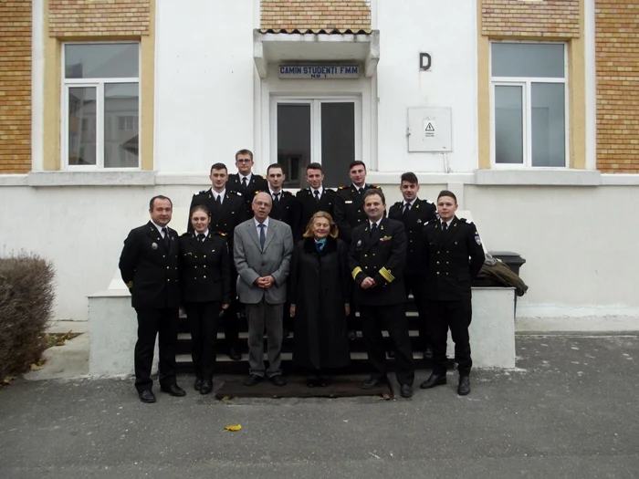 Studenţii care au primit burse alături de Alexandru Nicolae Pană şi Mariana Păvăloiu FOTO M.I.