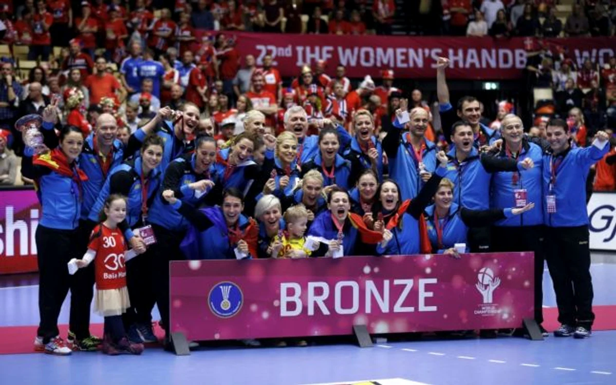 
    Fetele naţionalei de handbal feminin sunt campioane şi la bani  