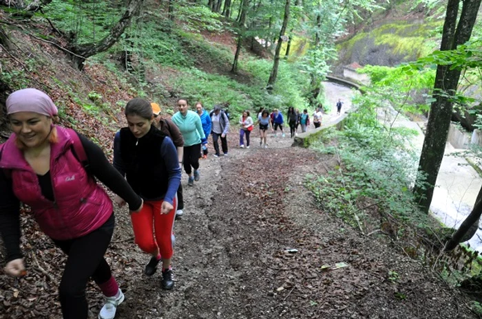 Diana Știrbu a făcut armată cu participanții la "Bye Bye Belly Camp"